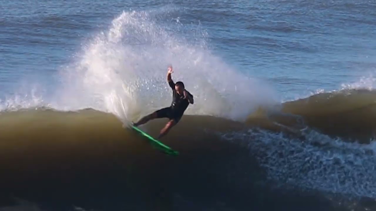 session de surf em Baln. Arroio do Silva, sul do estado Catarinense.
