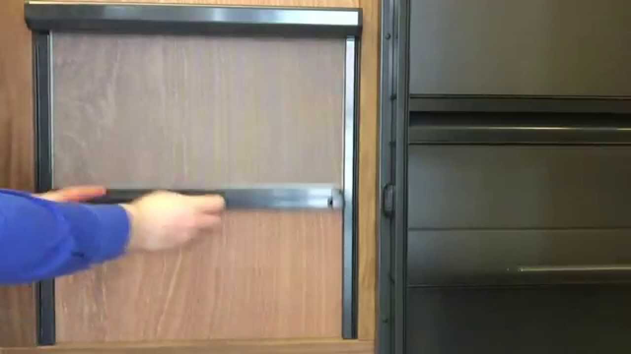 sluiten en openen van een rolvliegenraam rolhor super+ Grinord