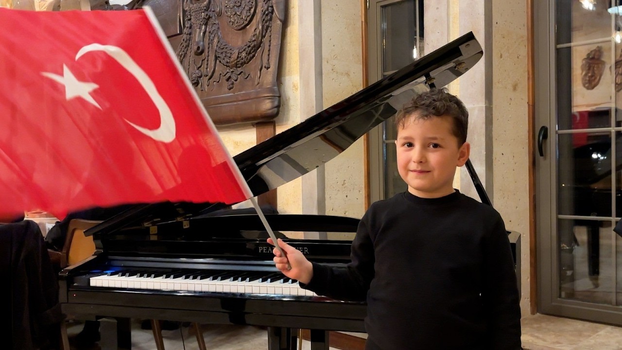 İstiklal Marşı’nın yıl dönümünde duygulandıran sürpriz: Minik piyanist çaldı, salon ayağa kalktı🇹🇷