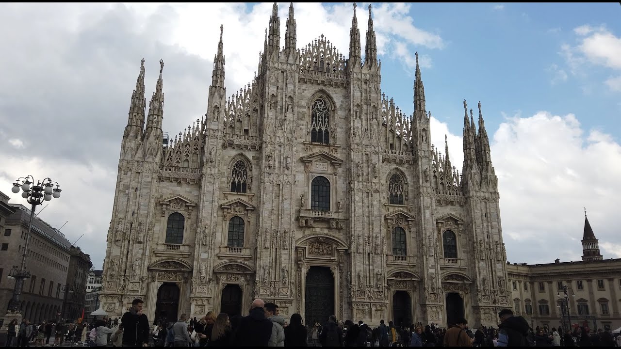 Waking through the old city of Milan, Italy | 4K