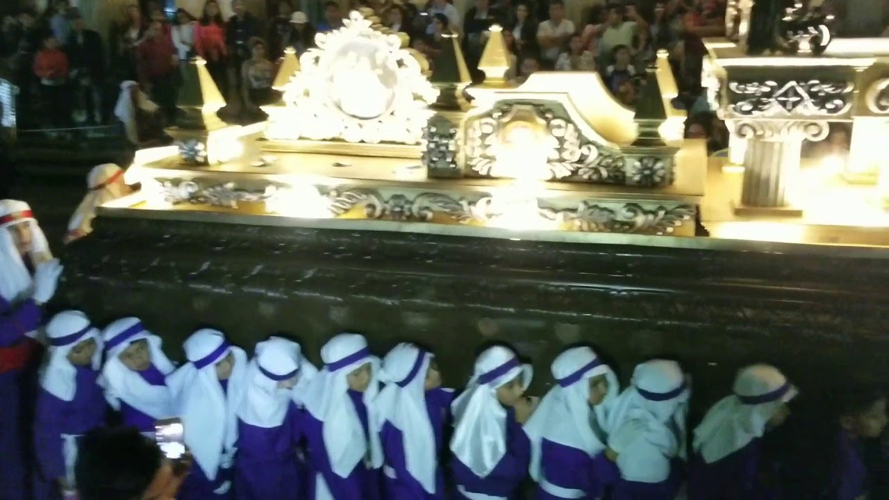 Procesión de niños y niñas de la Parroquia de San Sebastián, La Merced en La Antigua Guatemala