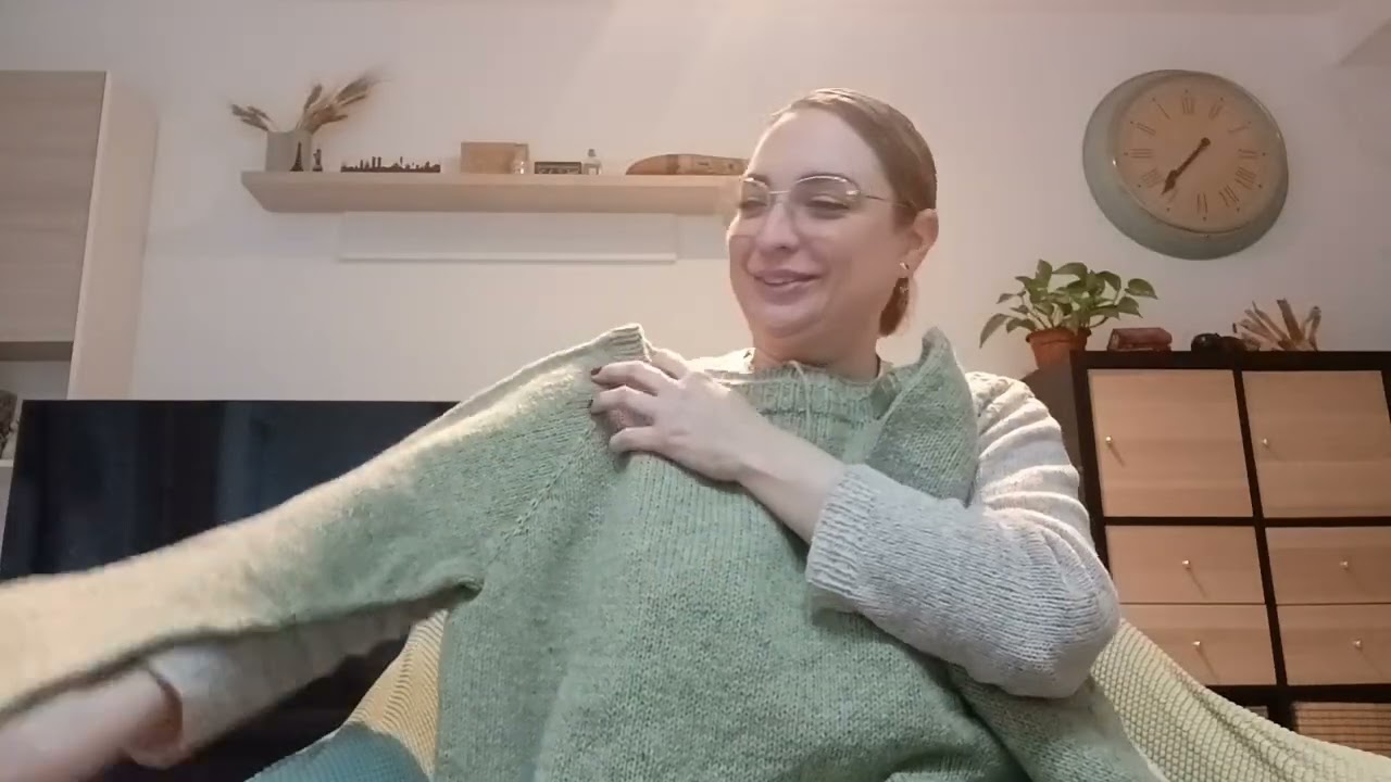 Charla33. Enseño mi patrón del año 2025. Chal Llosa. Chal Sotabosc. Sophie Scarf y 2 jerseys.