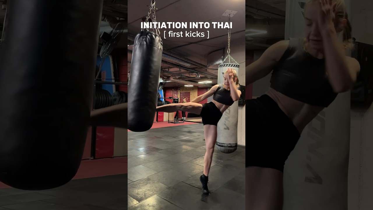 Cute girl kicking 🥊 Trying Muay Thai for the first time 🔥#muaythai #kicking #boxing #boxinggirl