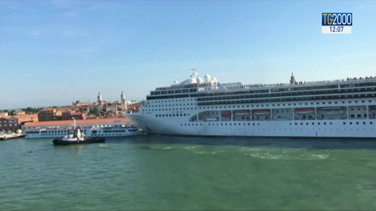 Venezia, scontro tra crociera e battello. Incidente riapre polemiche