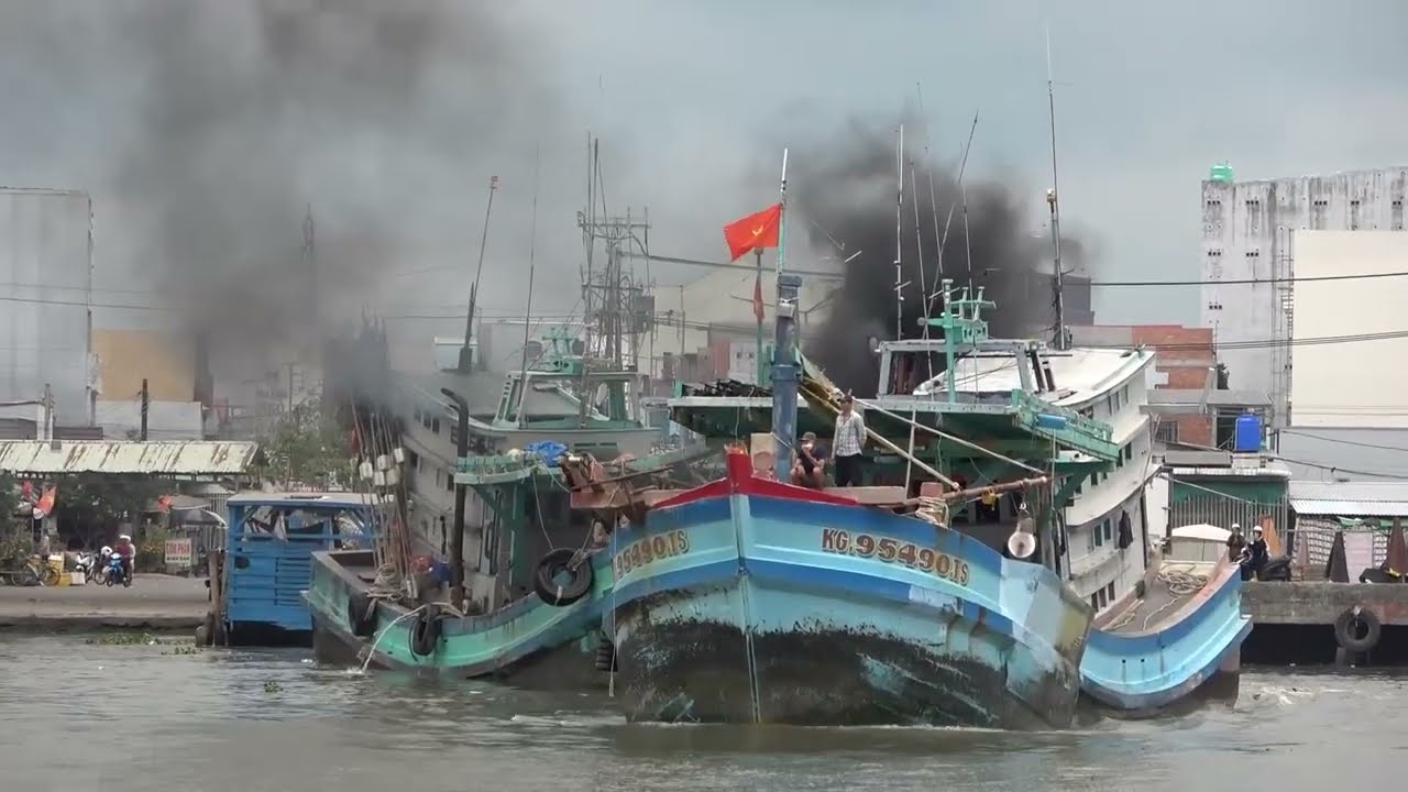Con sông nhỏ náo loạn vì chiếc tàu cá bọc thép khủng nơi khác đến