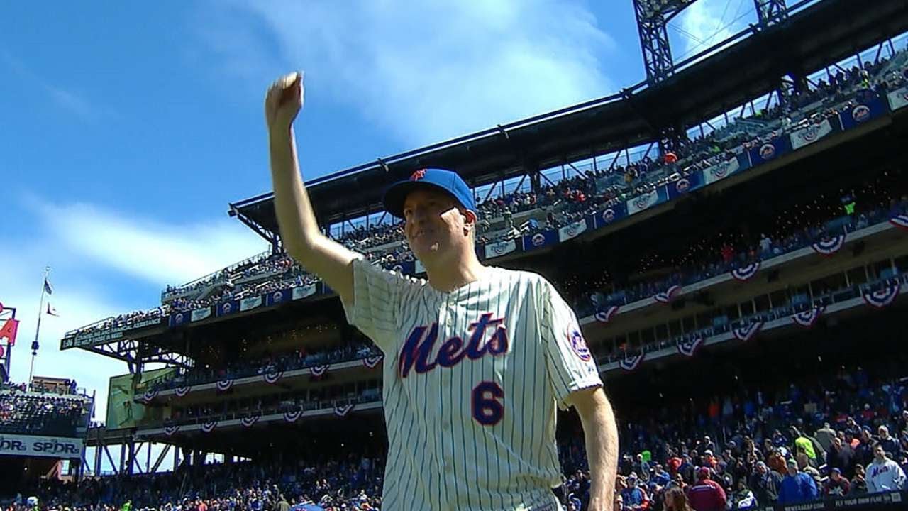 WSH@NYM: Mayor de Blasio throws out first pitch