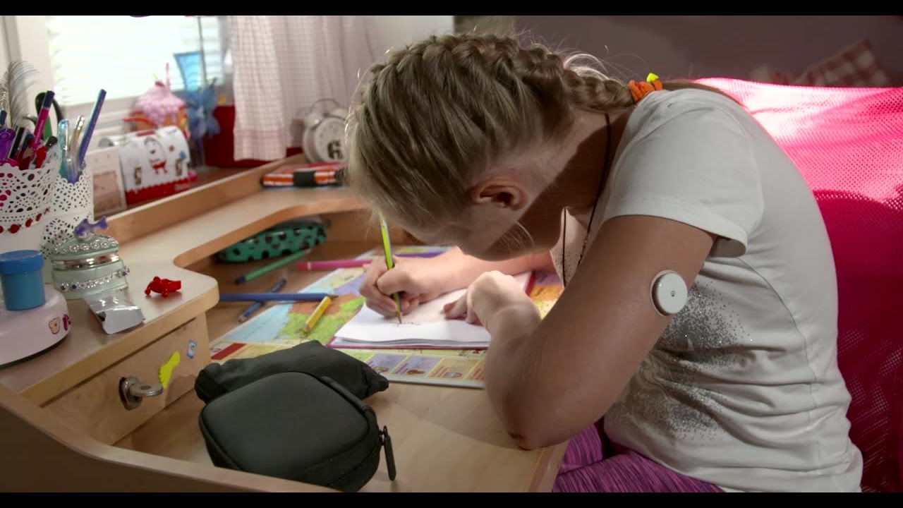 Dzieci i cukrzyca. Dziewięcioletnia Zuzia gra w tenisa, pływa i jeździ na rowerze