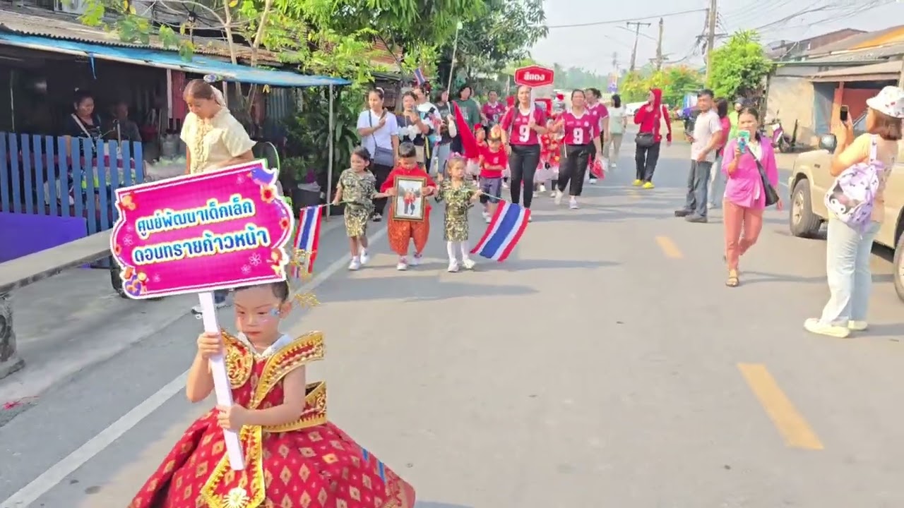 น้องgr ถือป้ายโรงเรียนกีฬาสี ครับ ตื่นตี4ทำกิจกรรมห่างไกลมือถือ