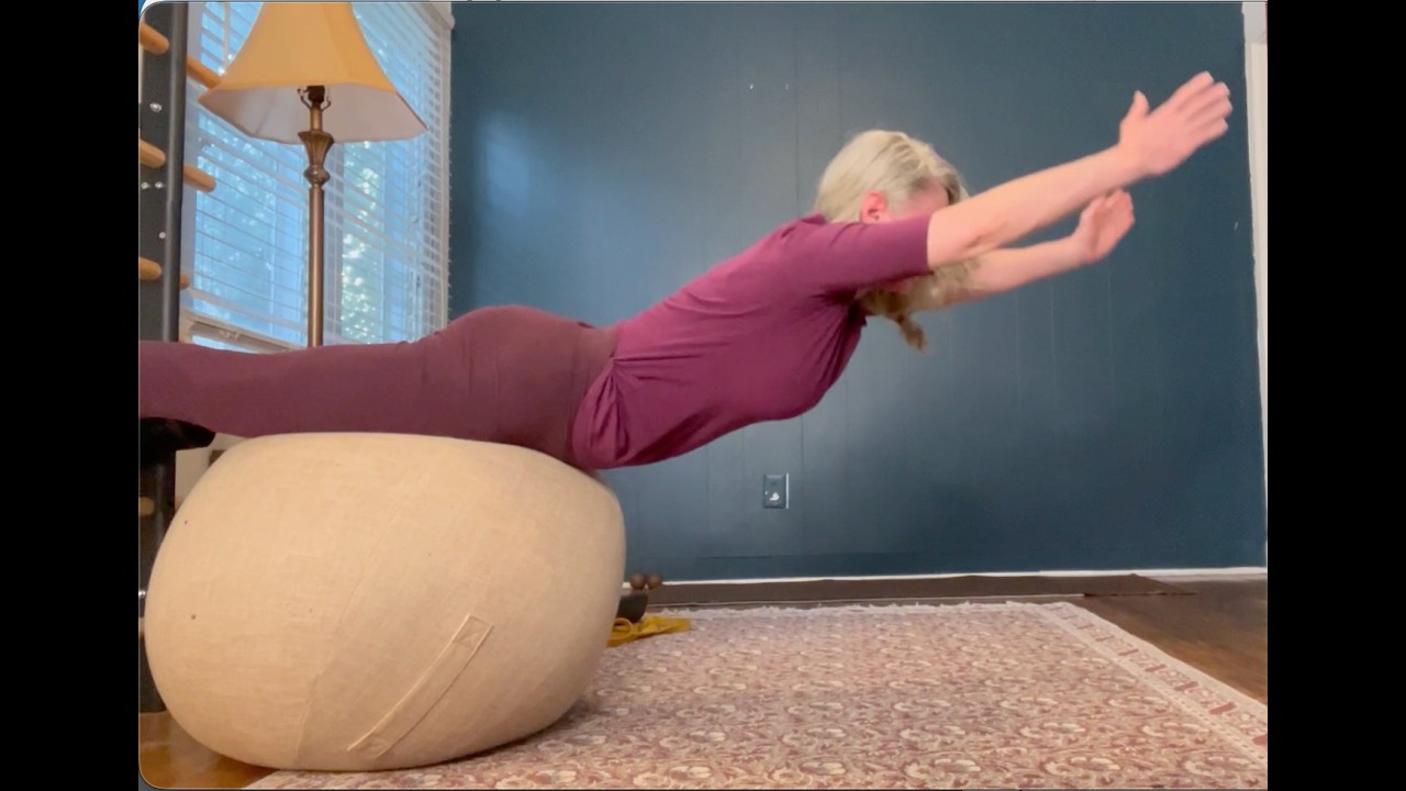 Разгибание спины с помощью мяча для йоги