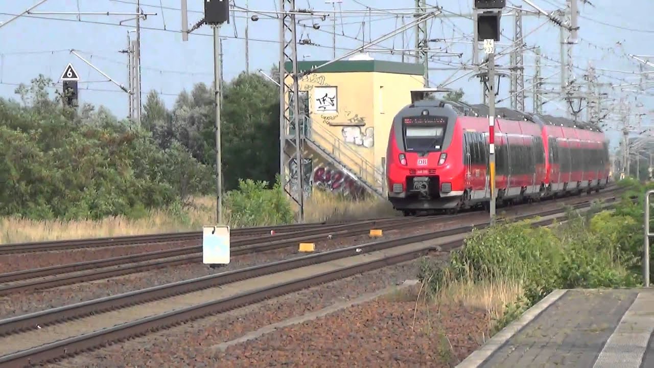 Rangierender Unimog und mehr Eisenbahnverkehr am Bahnhof Nauen bei Berlin