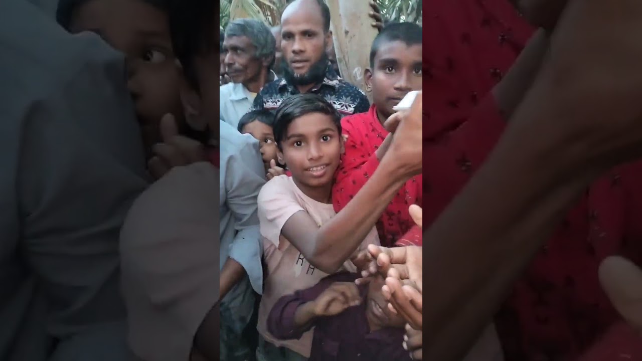 মনির হোসেন ভাই ৩০০ দরিদ্র মানুষদের জন্য ইফতারের আয়োজন করেছে। 