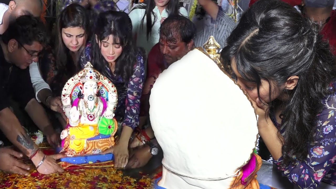 Yeh Rishta Kya Kehlata Hai: Sirat Aks Shivangi Joshi ने  Ganpati Bappa क्या मांगा | Ganpati Visarjan
