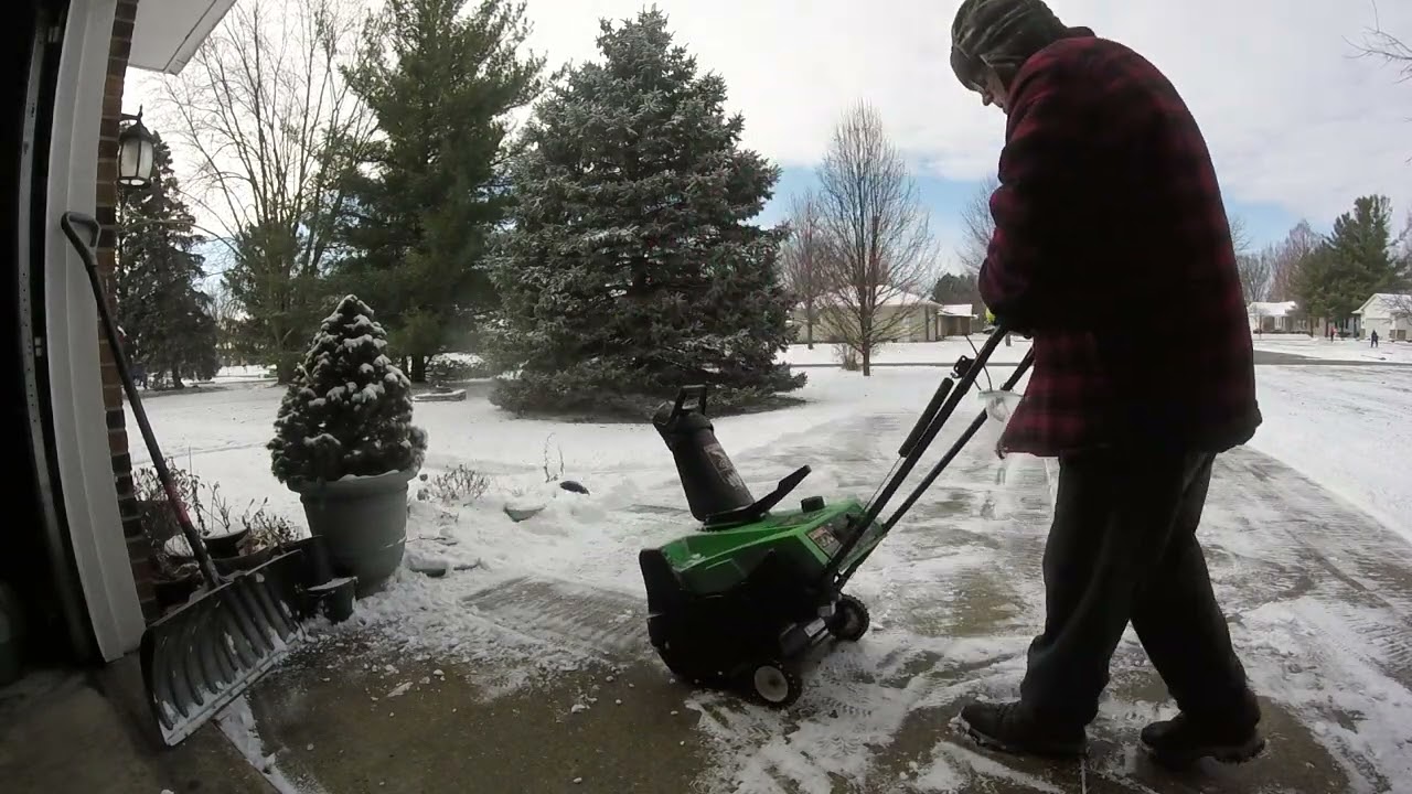 1/11/25 lawnboy 320E Snowblowing driveway first snow of season