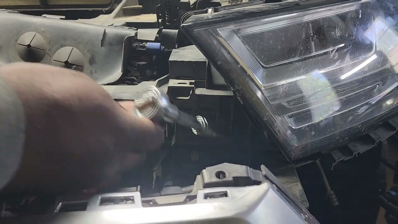 2017 to 2019 Audi Q7 Headlight Removal