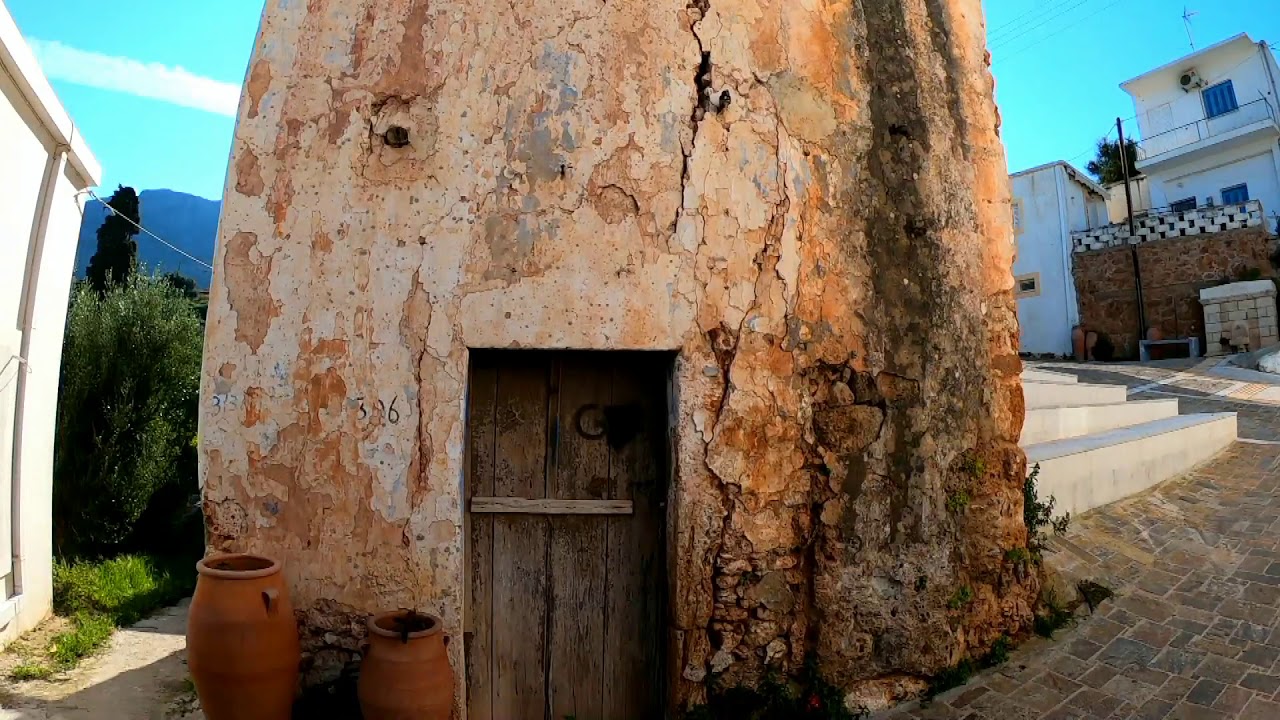 Το χωριό Ζάκρος βρίσκεται 38 χμ νοτιοανατολικά της Σητείας και 7 χμ από το Μινωικό