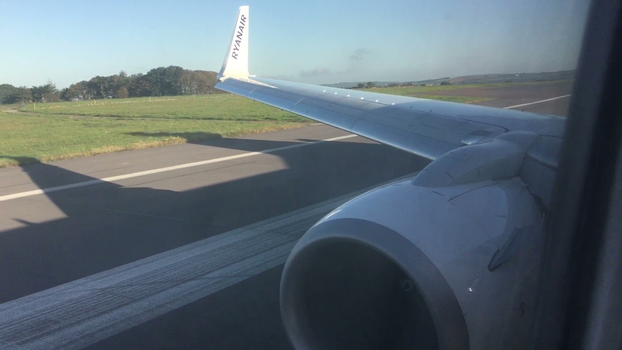 Ryanair Boeing 737-800 landing at Cork Airport