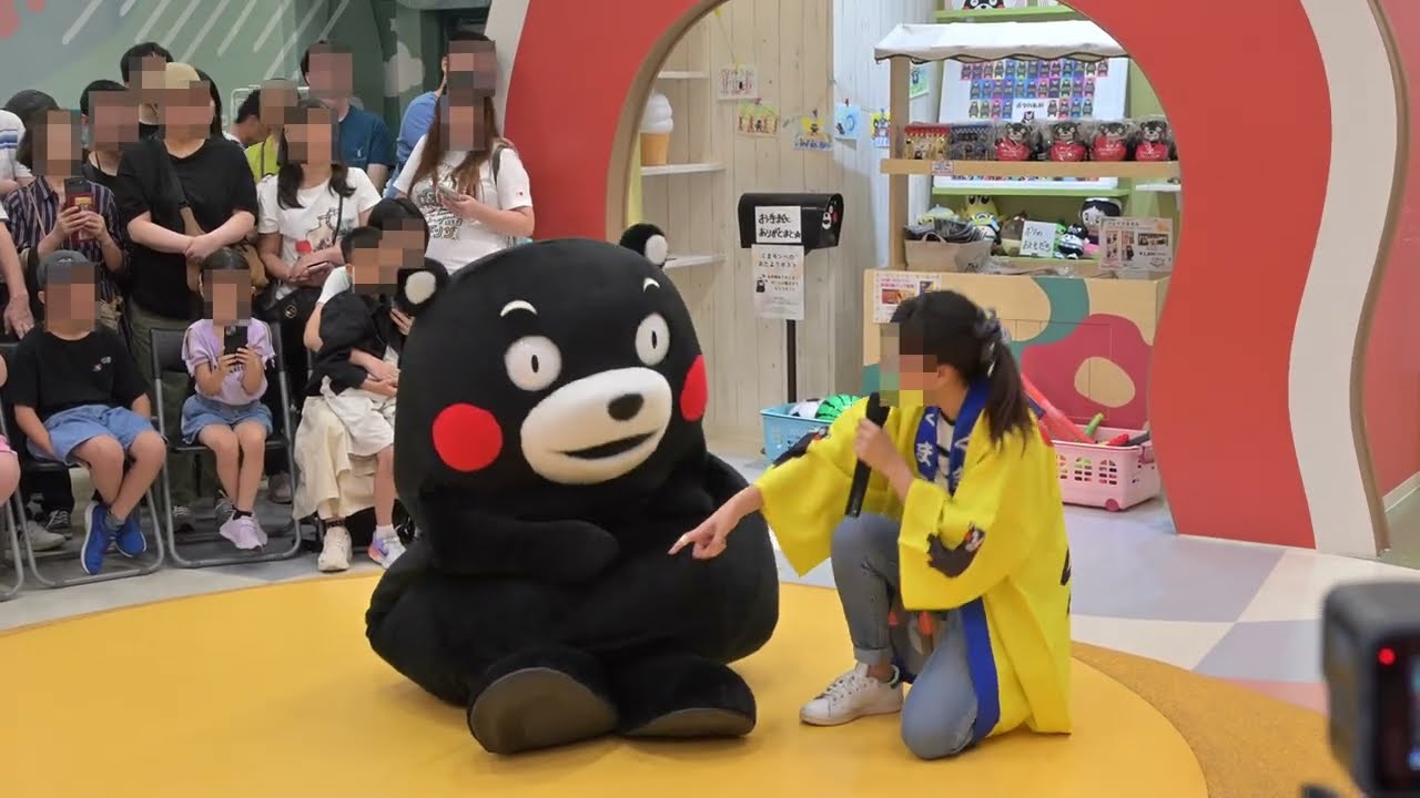 【くまモンスクエア】くまモン！あや〇お姉さんのムチャぶりに足くじいたフリ？(笑)痛いの痛いの飛んでけーｗｗ