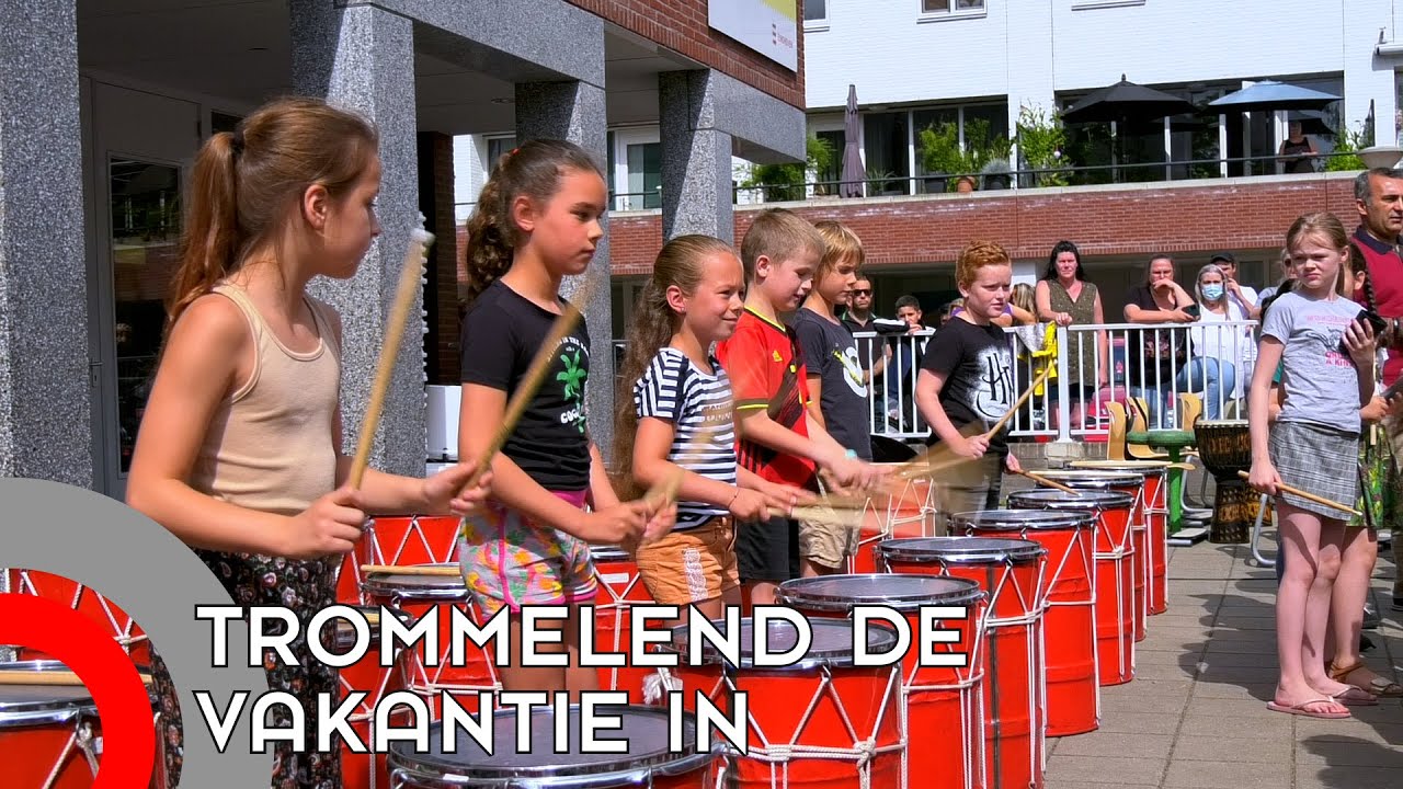 Kinderen gaan trommelend het schooljaar uit