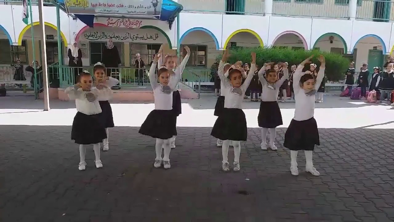 استعراض عن النظافة بعنوان ( غسل وجهك يا قمر ) تدريب المعلمة المبدعة رضا أبو غنيمة