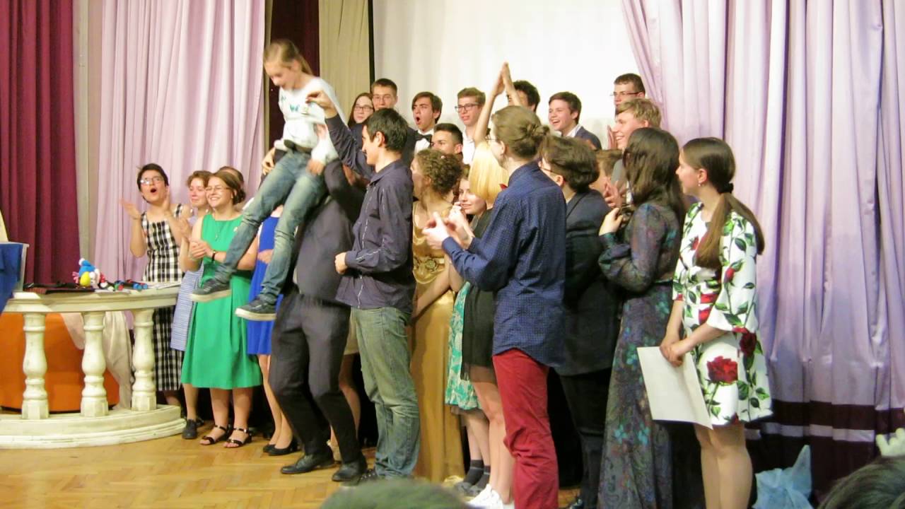 Последний звонок и маленькая девочка