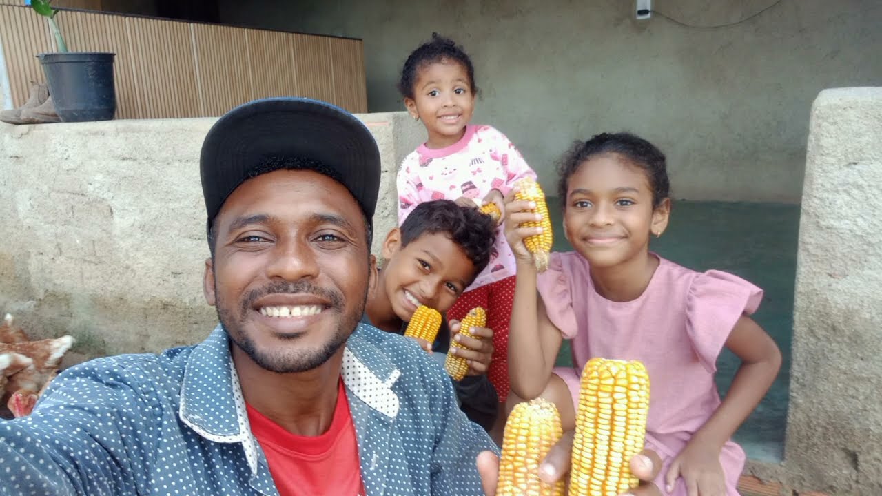 ALIMENTANDO OS PORCOS E GALINHAS NA CASA DO MARCOS E TAMIRES  !!! ROÇA 
