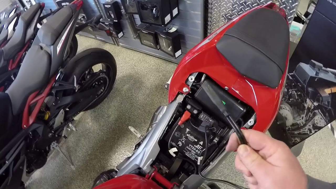 How to install a Battery Tender cable - Triumph Daytona 675 - Motoprimo