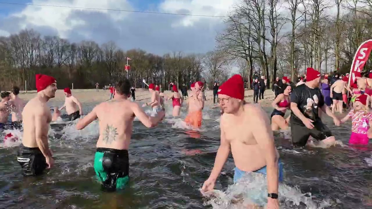 Nieuwjaarsduik  Borgerswold Veendam. Deze video is genomen door Arend. Lichtenberg. 1-01-2026