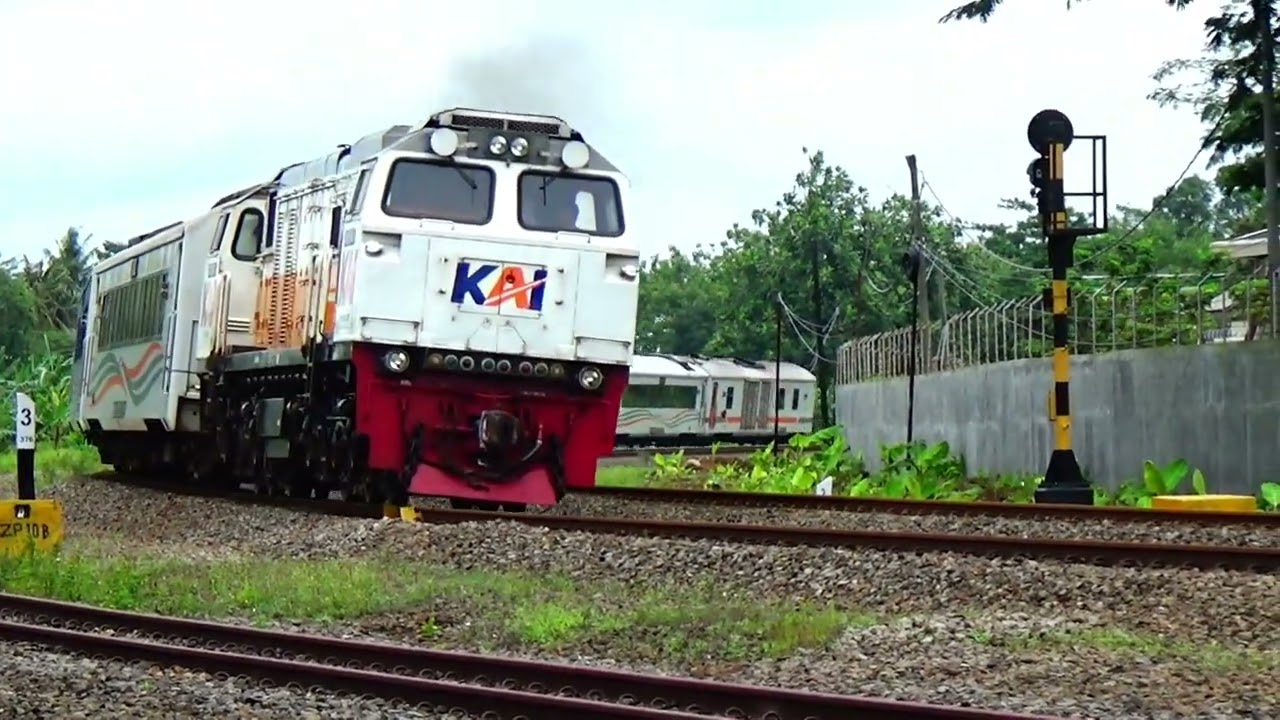 Purwojaya express keluar masuk stasiun kroya purwokerto cilacap