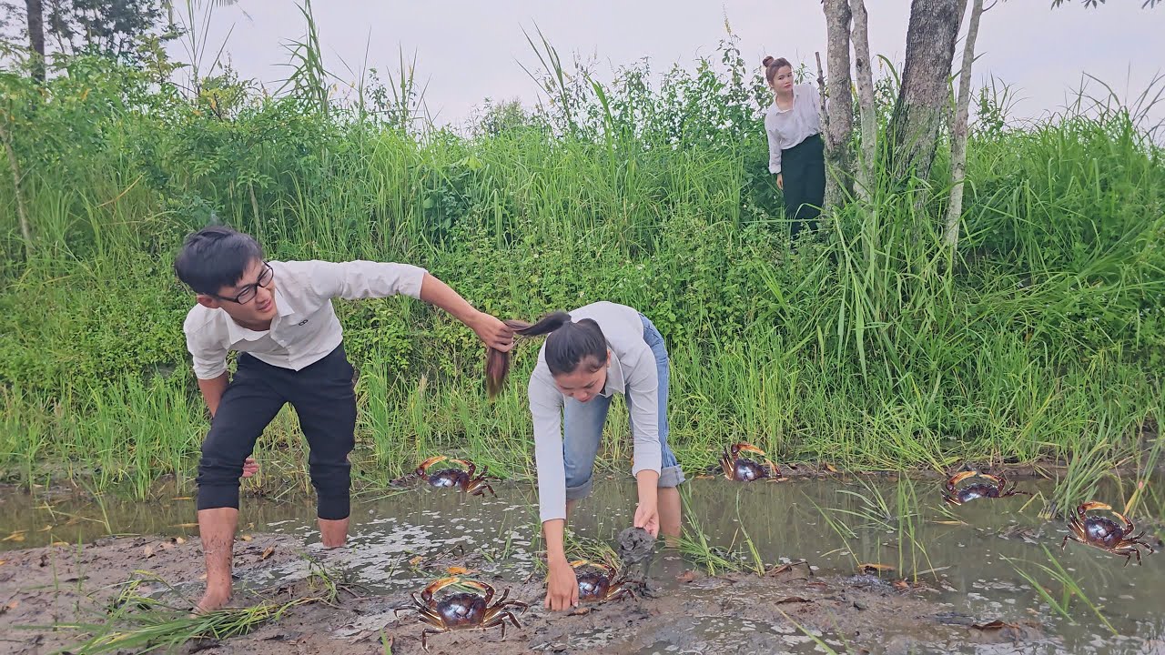 Poor Single Mother Goes Crab hunting! Kind Engineer Unexpectedly help