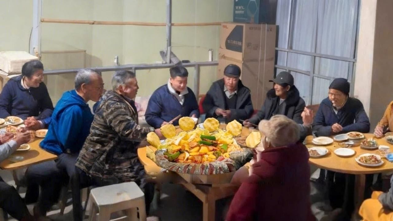 硬核团建！老爸带兄弟棉被厂发货，铁锅炖鱼配小酒太爽了！【正经吃货小军哥】