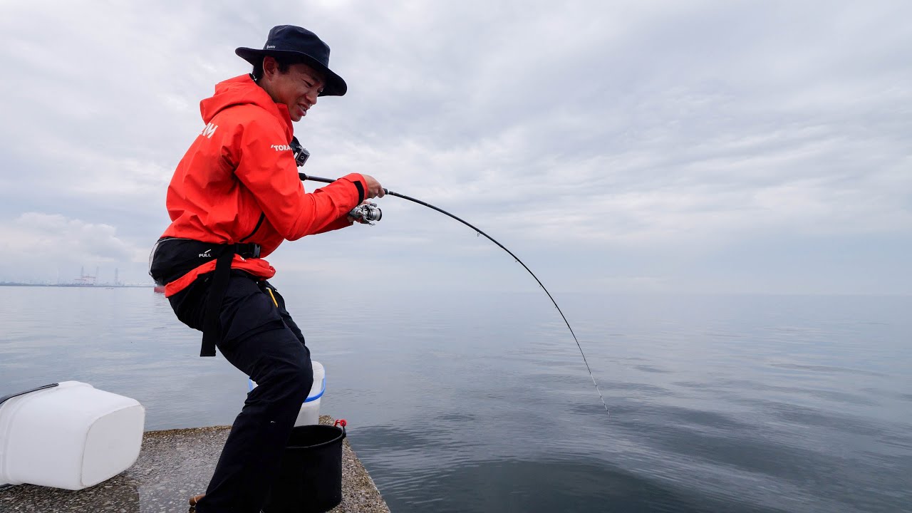 堤防の足元で巨大魚が連発・・・！？最強餌を投入した釣果がヤバかった