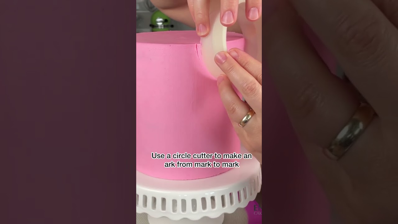 How to pipe perfectly spaced buttercream ruffles. #buttercream #cake