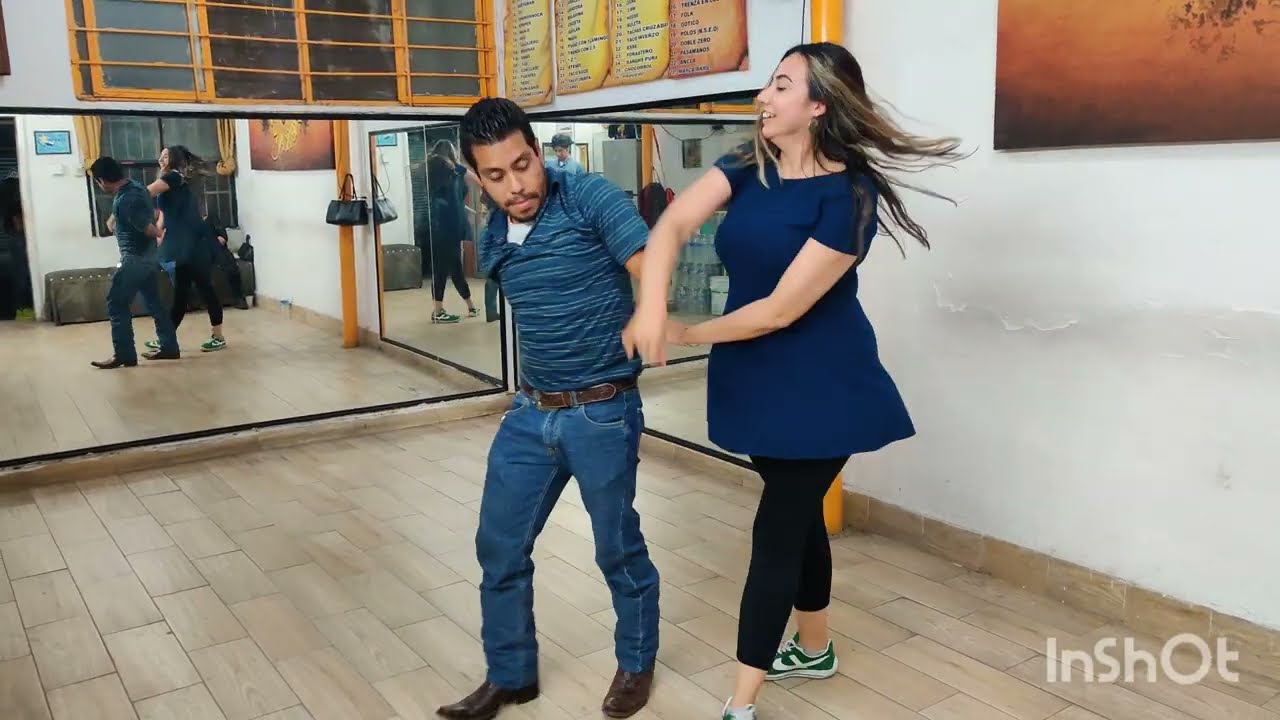 algunos Alumnos y maestros de apoyo de Hangar Texano clases PersonalizadaS de cumbia