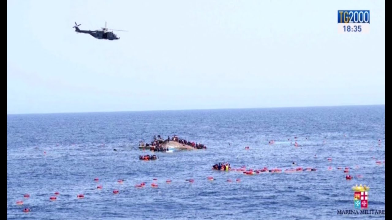 Tragedia nel Canale di Sicilia, si rovescia barcone con 590 migranti
