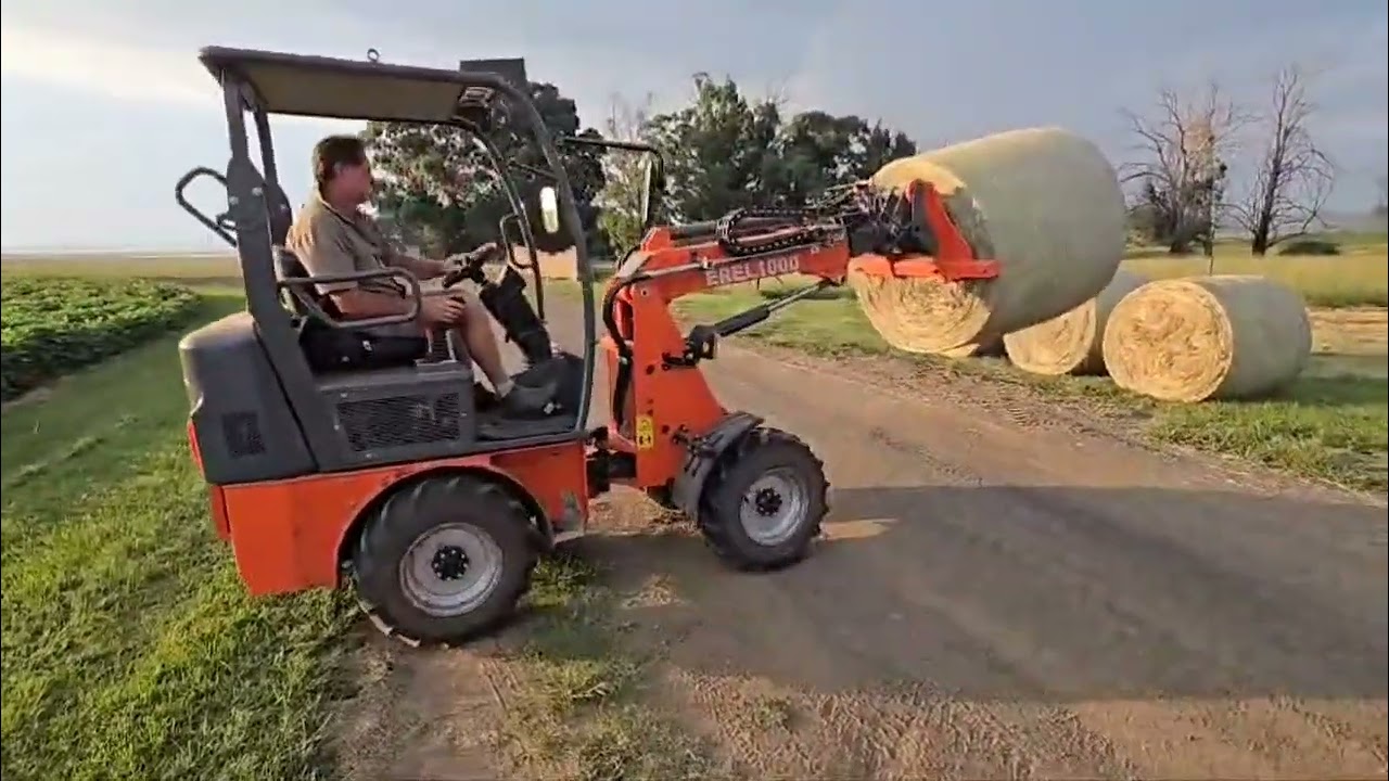 Client's EREL1000 Everun Electric Telescopic Loader Handling Round Bales