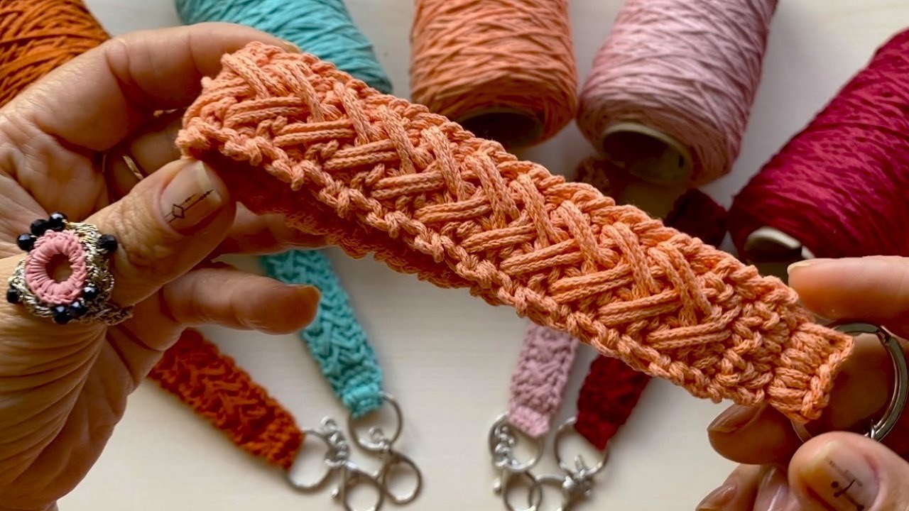 LLAVERO CORDÓN  A CROCHET. LINDO REGALO PARA ELLA Y PARA ÉL .