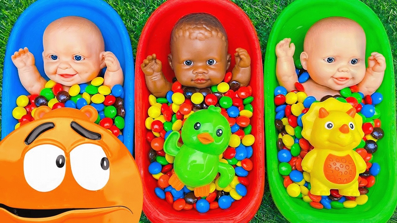 الرجل العنكبوت انقاذ باتمان Full of 3 Rainbow BathTubs Candy with M&M's & Magic Slime Cutting Video