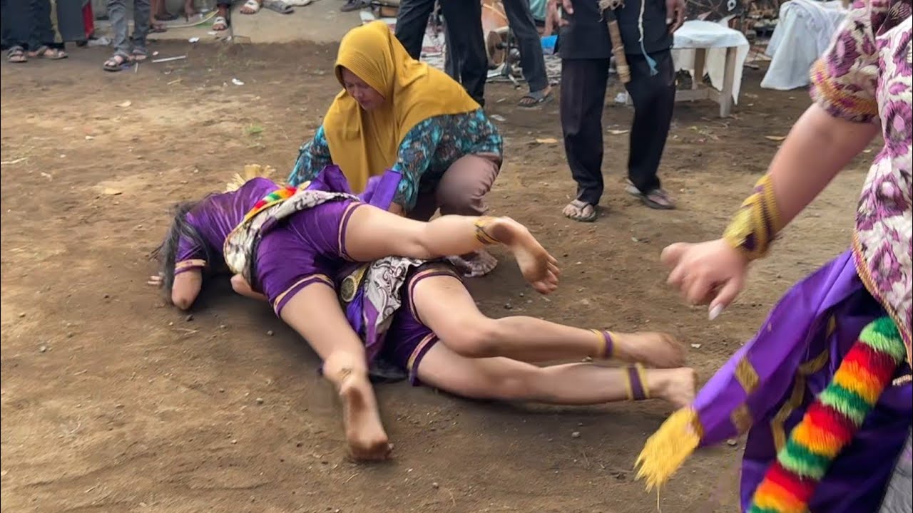 gawaat malah guling guling❗penyembuhan cewek kesurupan wahyu turonggo piling