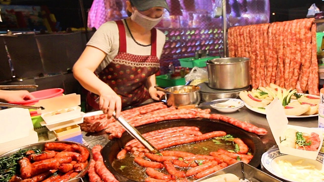 Уличная еда на Тайване — ОГРОМНОЕ барбекю с сосисками на ночном рынке Тайнаня | ЛУЧШАЯ тайваньска...
