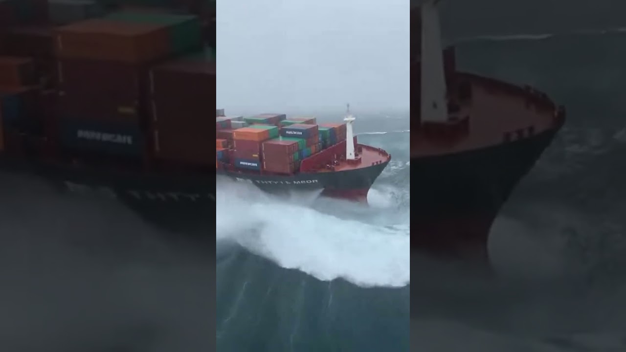 Container ship vs monster waves 