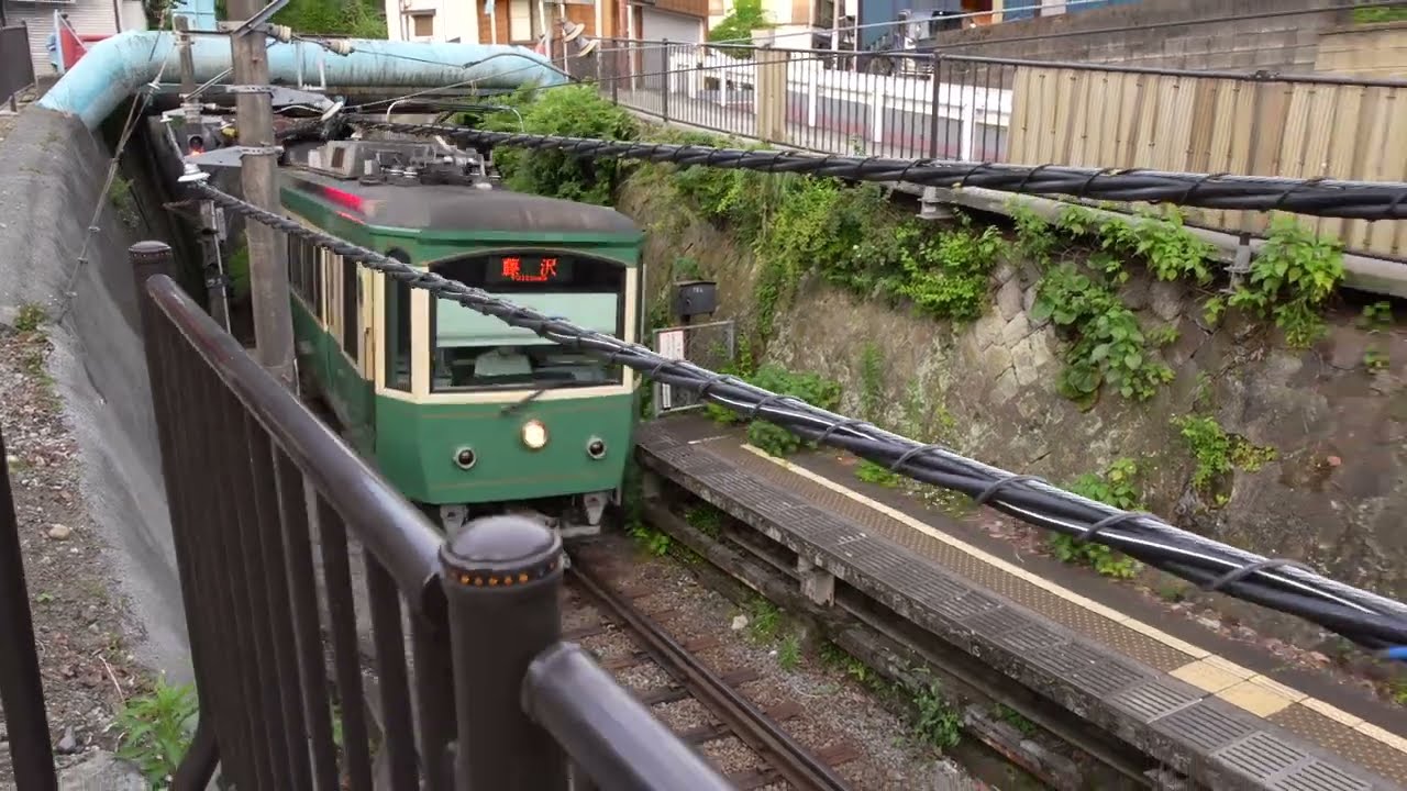 Walk in Kamakura back alleys, walk along the Enoden Train tracks.