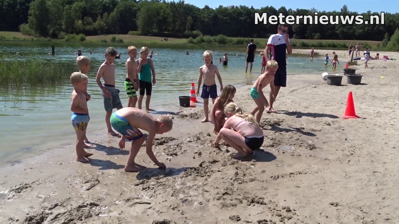 Kinderen modderen op modderdag in Assen