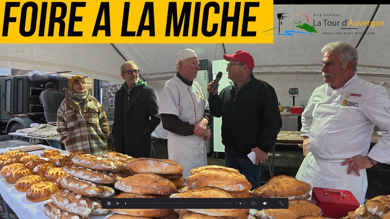 4 -ème édition de la FOIRE à la MICHE à Latour d'Auvergne avec le four remorque du boulanger.