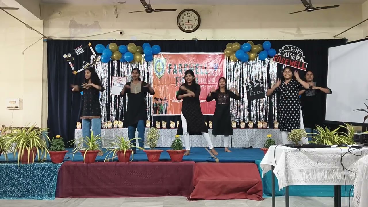 Class 9 girls owning the farewell stage 🔥#_Dance#_fun#_memories