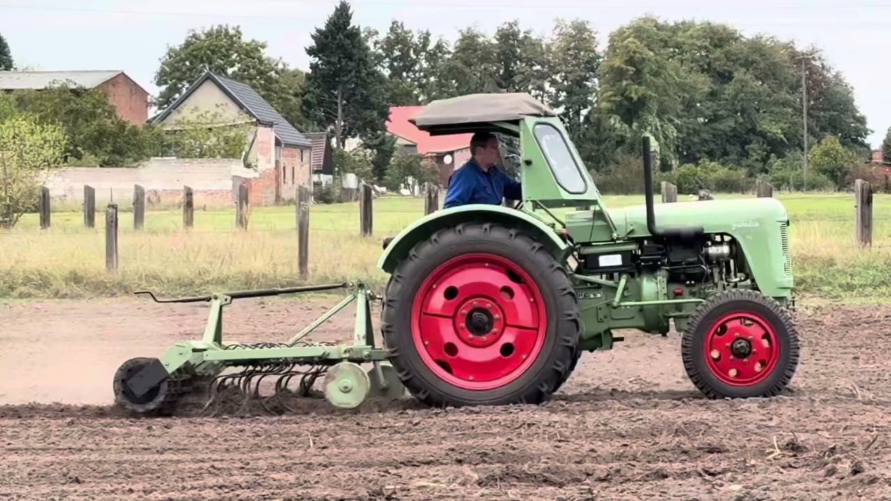 Wassergekühlter Famulus RS14/36 beim Grubbern 2025 in Karith.