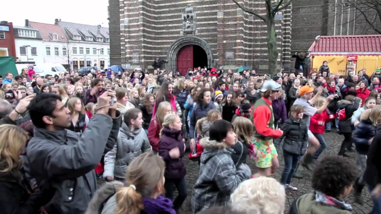 FlashMob Nieuwe Markt Weert met Harry & De Gebroeëke Zwiêgelkes