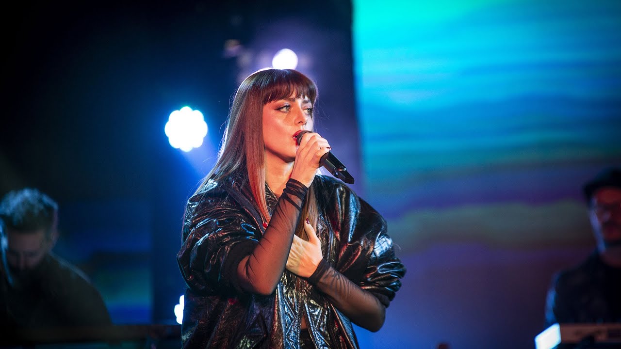Amica/ Una tigre sul letto continua a parlarmi - Annalisa (Radio Italia Live 21/11/2025)