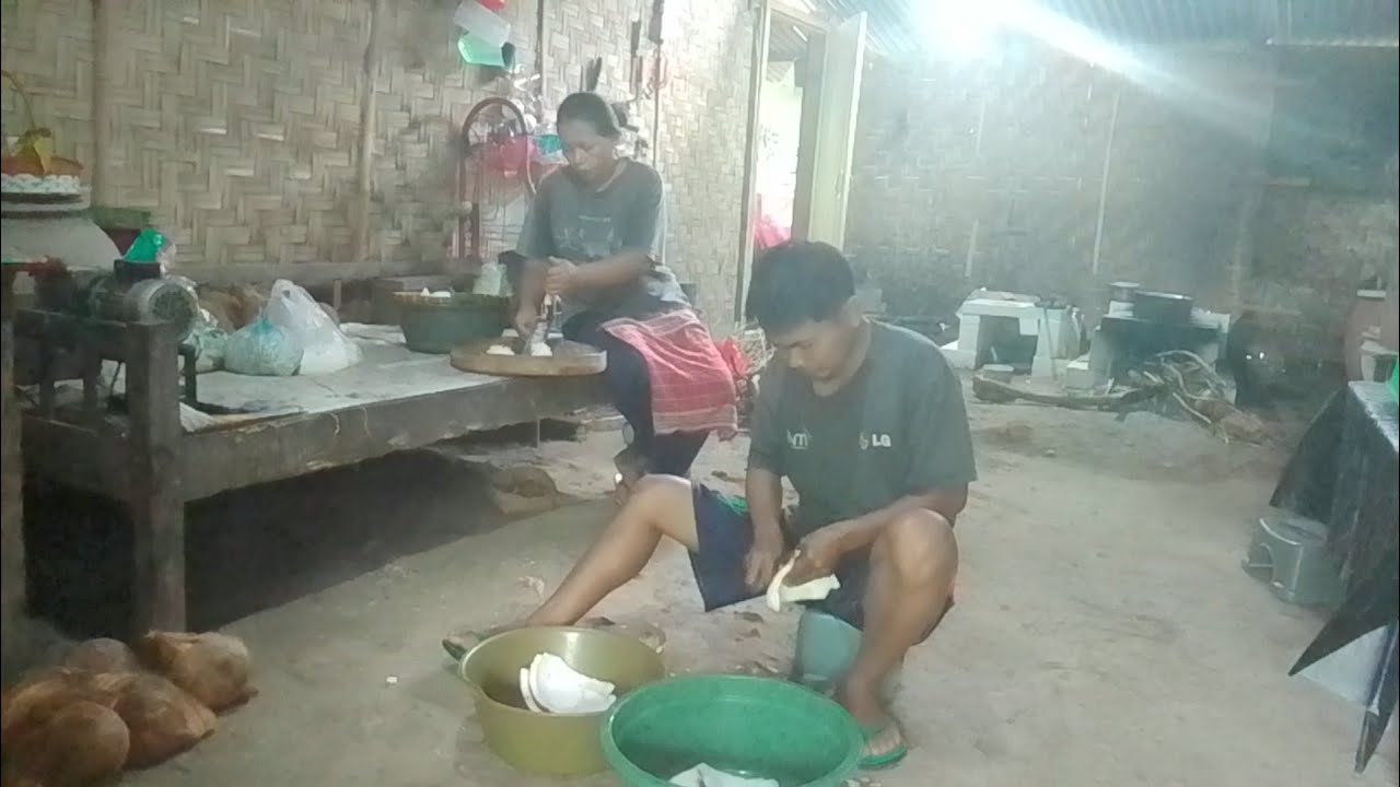 Proses ngupas dan Marut kelapa ,di buat kembang gula