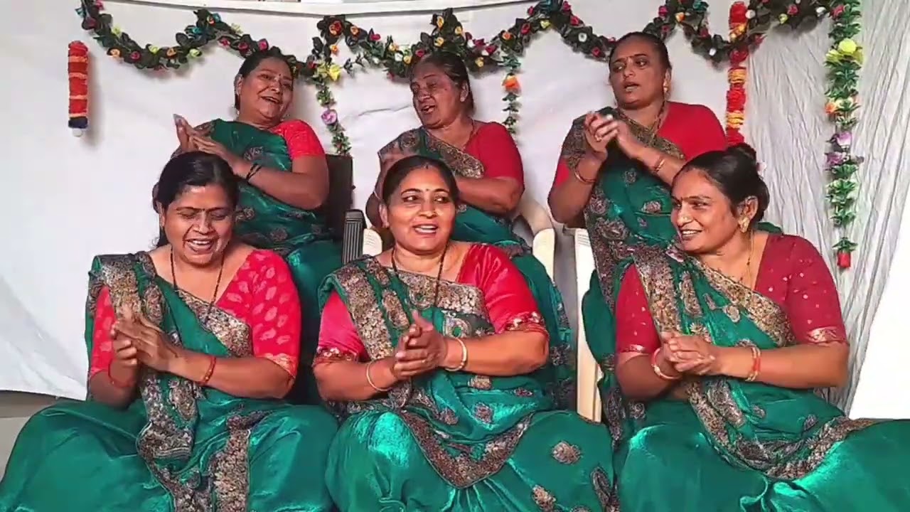 અમારા આ બેન ના ગળામાં જ માઈક છે માઈક સ્પીકર પણ નાના પડે તેવો અવાજ