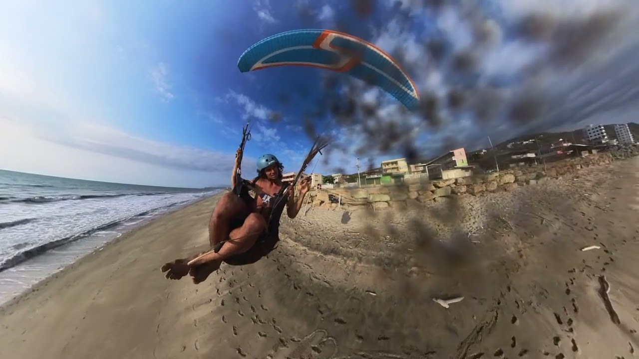 Vuelo en parapente en la playa Crucita-Manabí-Ecuador